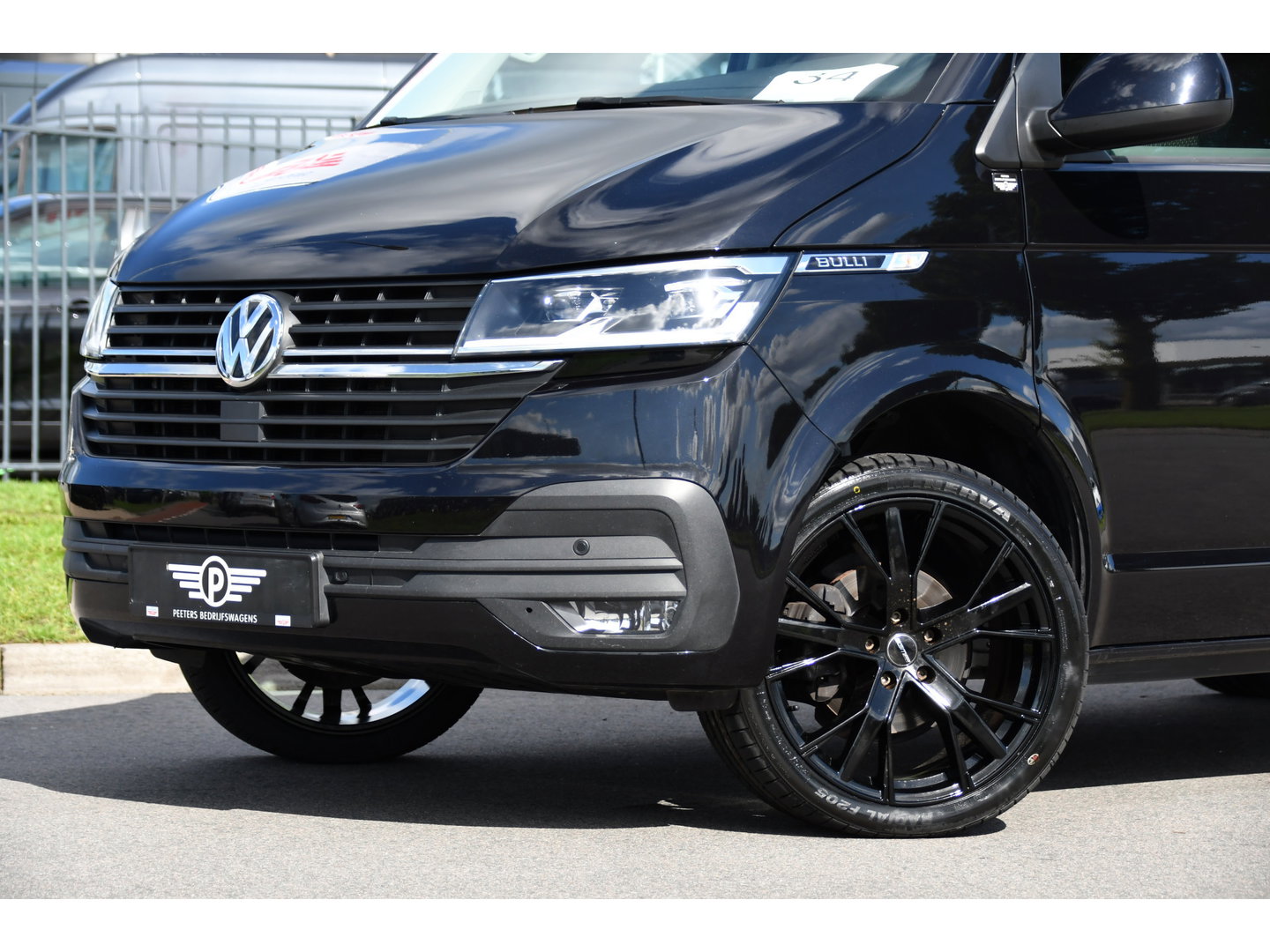 Volkswagen Transporter 2.0 TDI L2H1 30 Bulli Black Edition Virtual, Adaptieve Cruise, Camera, LED, Stoelverwarming, Trekhaak, Automaat, Multimedia, 150pk, Uniek!