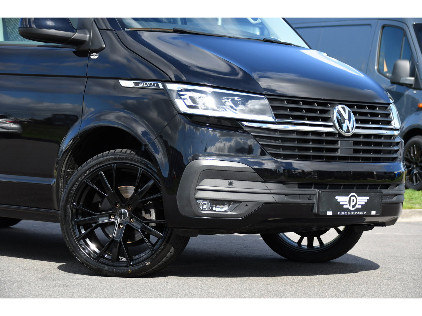 Volkswagen Transporter 2.0 TDI L2H1 30 Bulli Black Edition Virtual, Adaptieve Cruise, Camera, LED, Stoelverwarming, Trekhaak, Automaat, Multimedia, 150pk, Uniek!