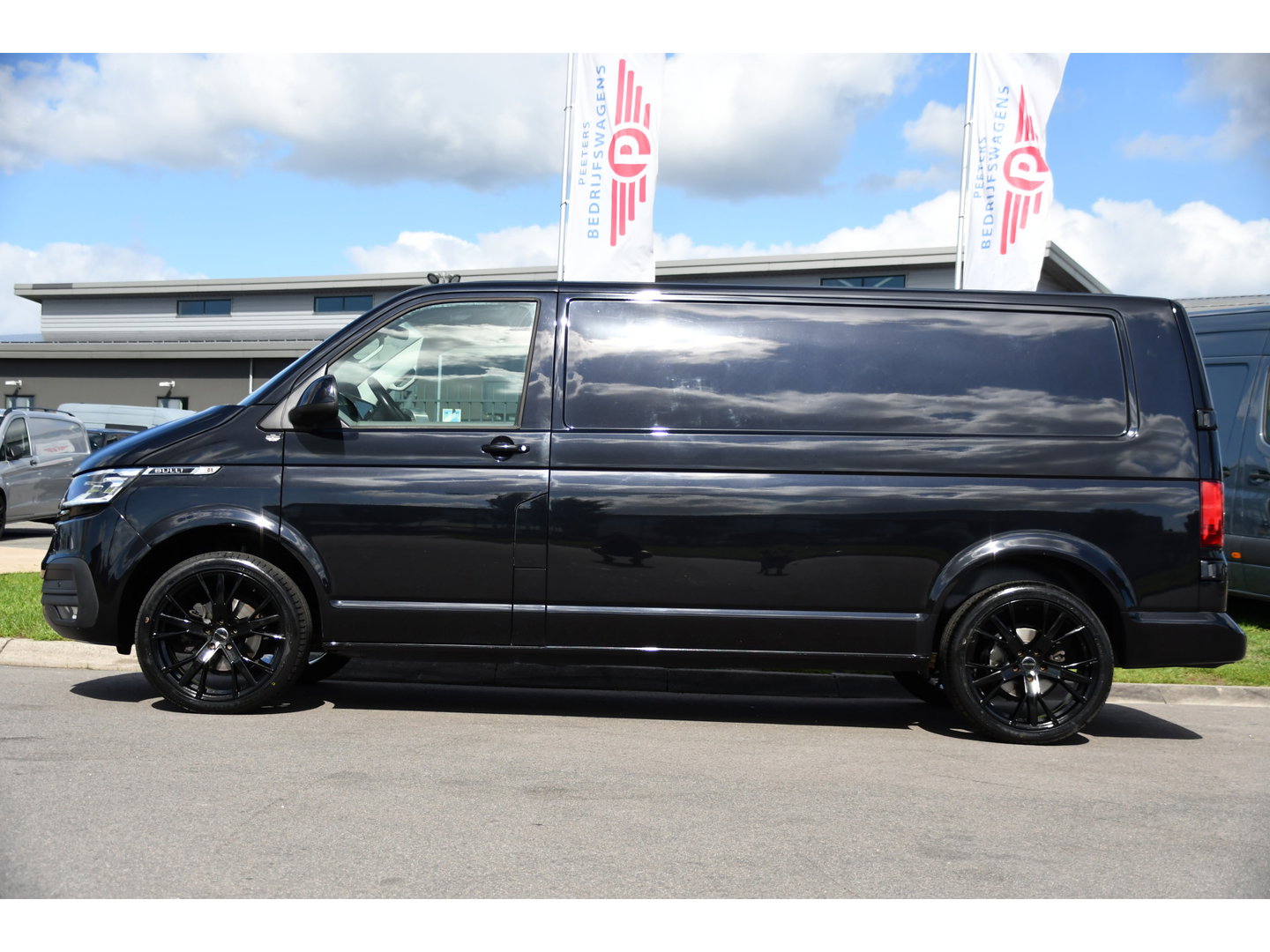 Volkswagen Transporter 2.0 TDI L2H1 30 Bulli Black Edition Virtual, Adaptieve Cruise, Camera, LED, Stoelverwarming, Trekhaak, Automaat, Multimedia, 150pk, Uniek!