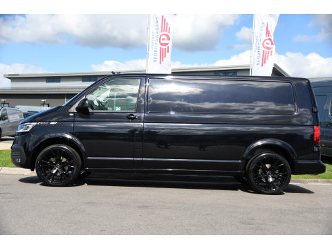 Volkswagen Transporter 2.0 TDI L2H1 30 Bulli Black Edition Virtual, Adaptieve Cruise, Camera, LED, Stoelverwarming, Trekhaak, Automaat, Multimedia, 150pk, Uniek!