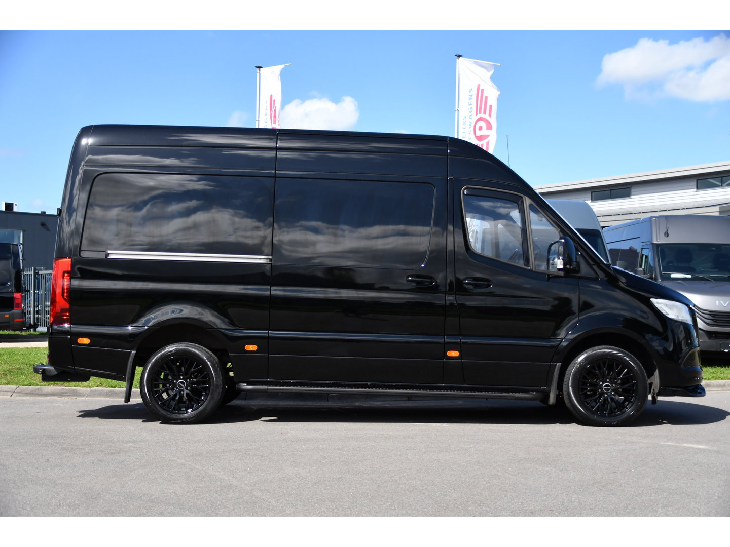 Mercedes-Benz Sprinter 317 1.9 CDI L2H2 RWD Black Edition Camera, Cruise, Carplay, LED, Automaat, Mbux, 170pk, Trekhaak, Uniek!