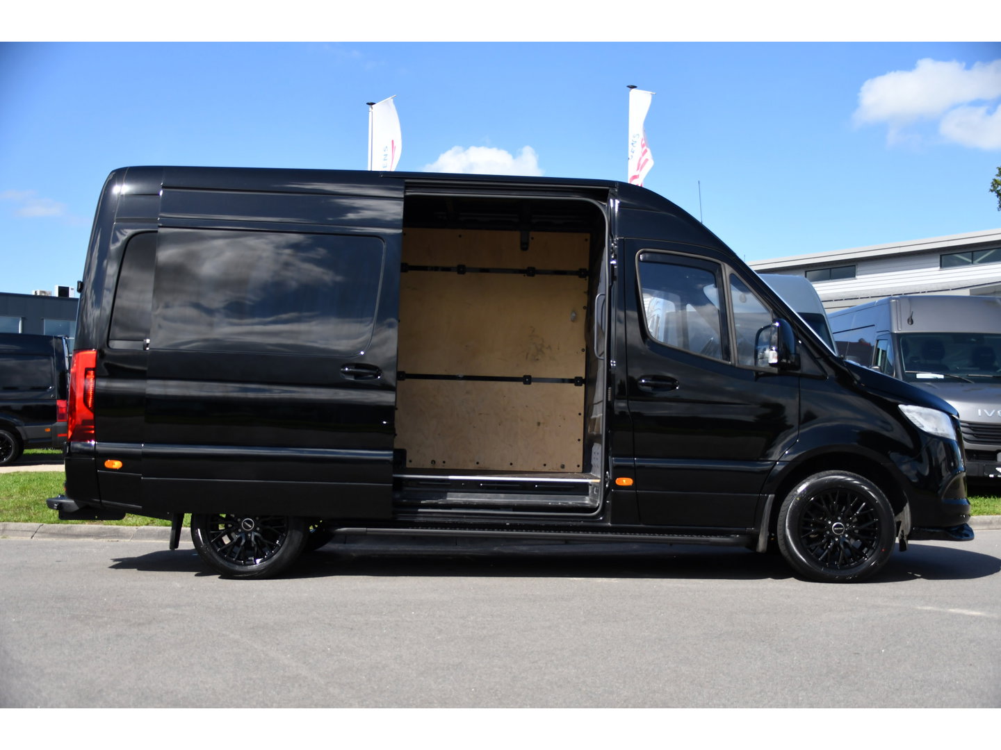 Mercedes-Benz Sprinter 317 1.9 CDI L2H2 RWD Black Edition Camera, Cruise, Carplay, LED, Automaat, Mbux, 170pk, Trekhaak, Uniek!