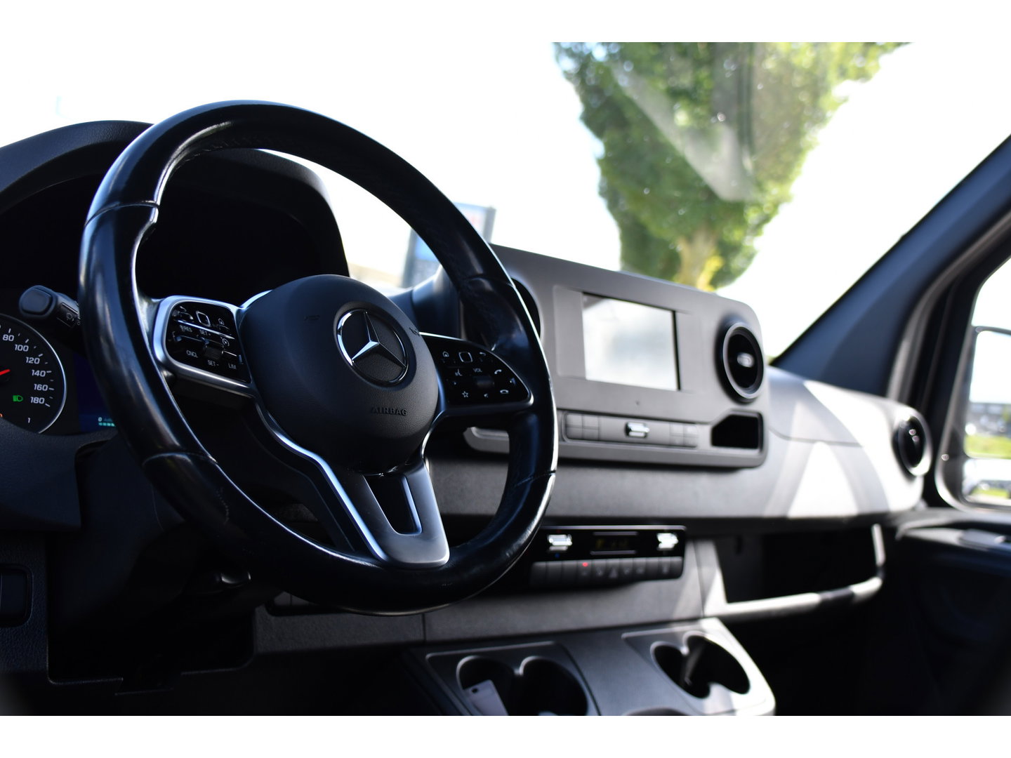 Mercedes-Benz Sprinter 317 1.9 CDI L2H2 RWD Black Edition Camera, Cruise, Carplay, LED, Automaat, Mbux, 170pk, Trekhaak, Uniek!