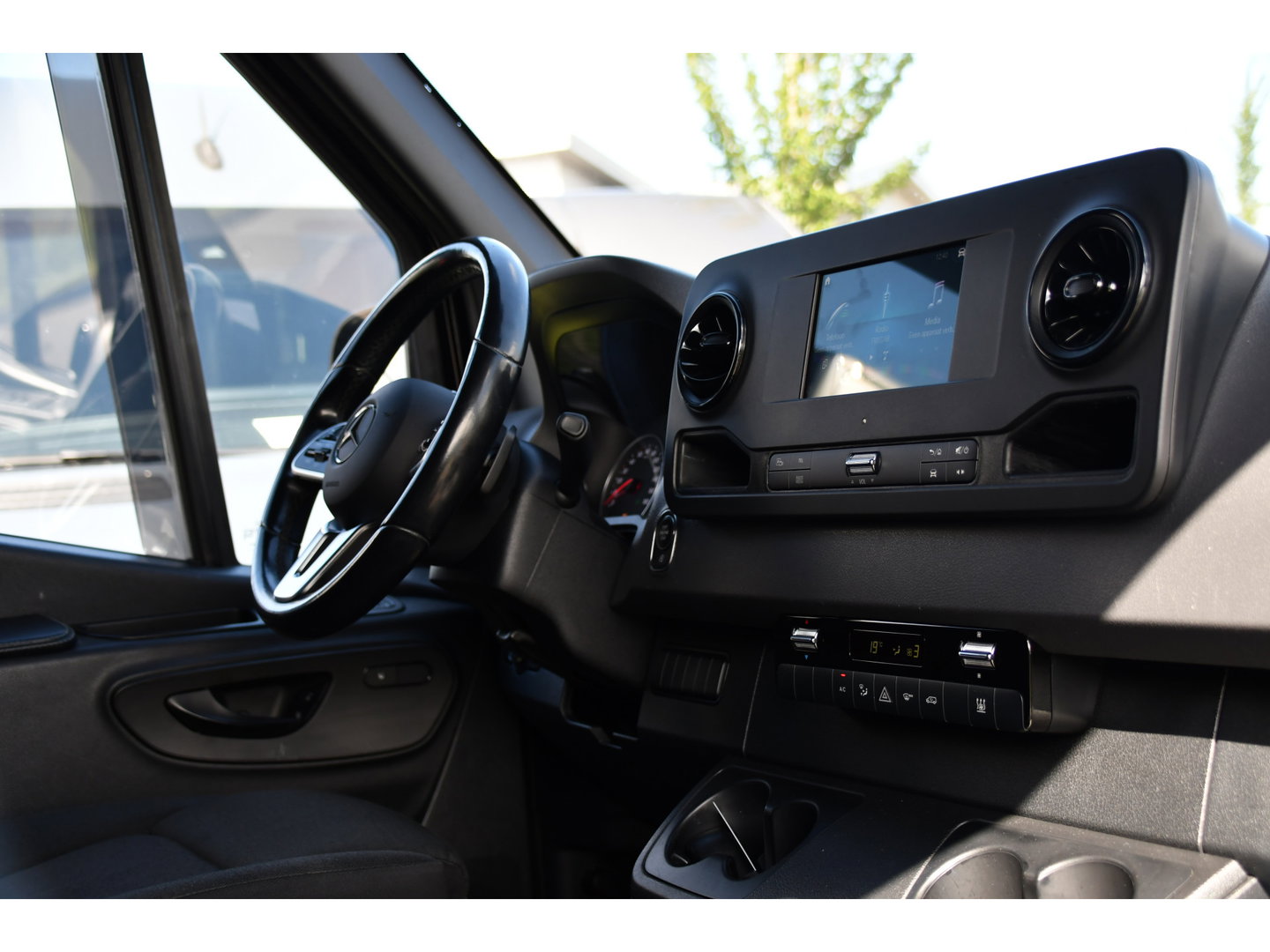 Mercedes-Benz Sprinter 317 1.9 CDI L2H2 RWD Black Edition Camera, Cruise, Carplay, LED, Automaat, Mbux, 170pk, Trekhaak, Uniek!
