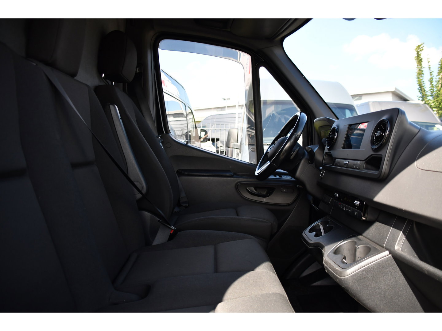 Mercedes-Benz Sprinter 317 1.9 CDI L2H2 RWD Black Edition Camera, Cruise, Carplay, LED, Automaat, Mbux, 170pk, Trekhaak, Uniek!