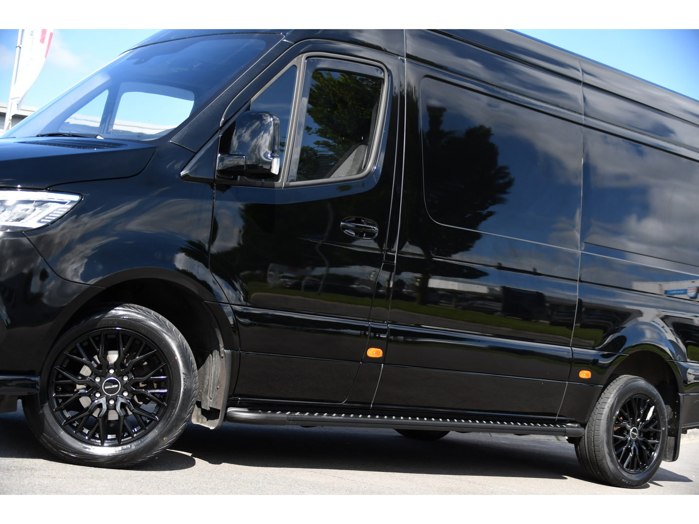 Mercedes-Benz Sprinter 317 1.9 CDI L2H2 RWD Black Edition Camera, Cruise, Carplay, LED, Automaat, Mbux, 170pk, Trekhaak, Uniek!