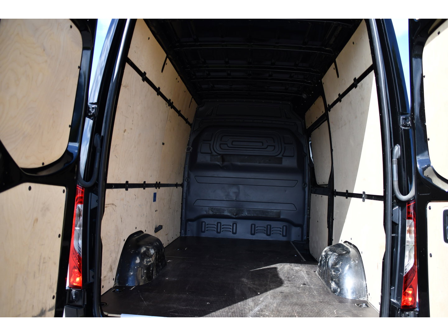 Mercedes-Benz Sprinter 317 1.9 CDI L2H2 RWD Black Edition Camera, Cruise, Carplay, LED, Automaat, Mbux, 170pk, Trekhaak, Uniek!
