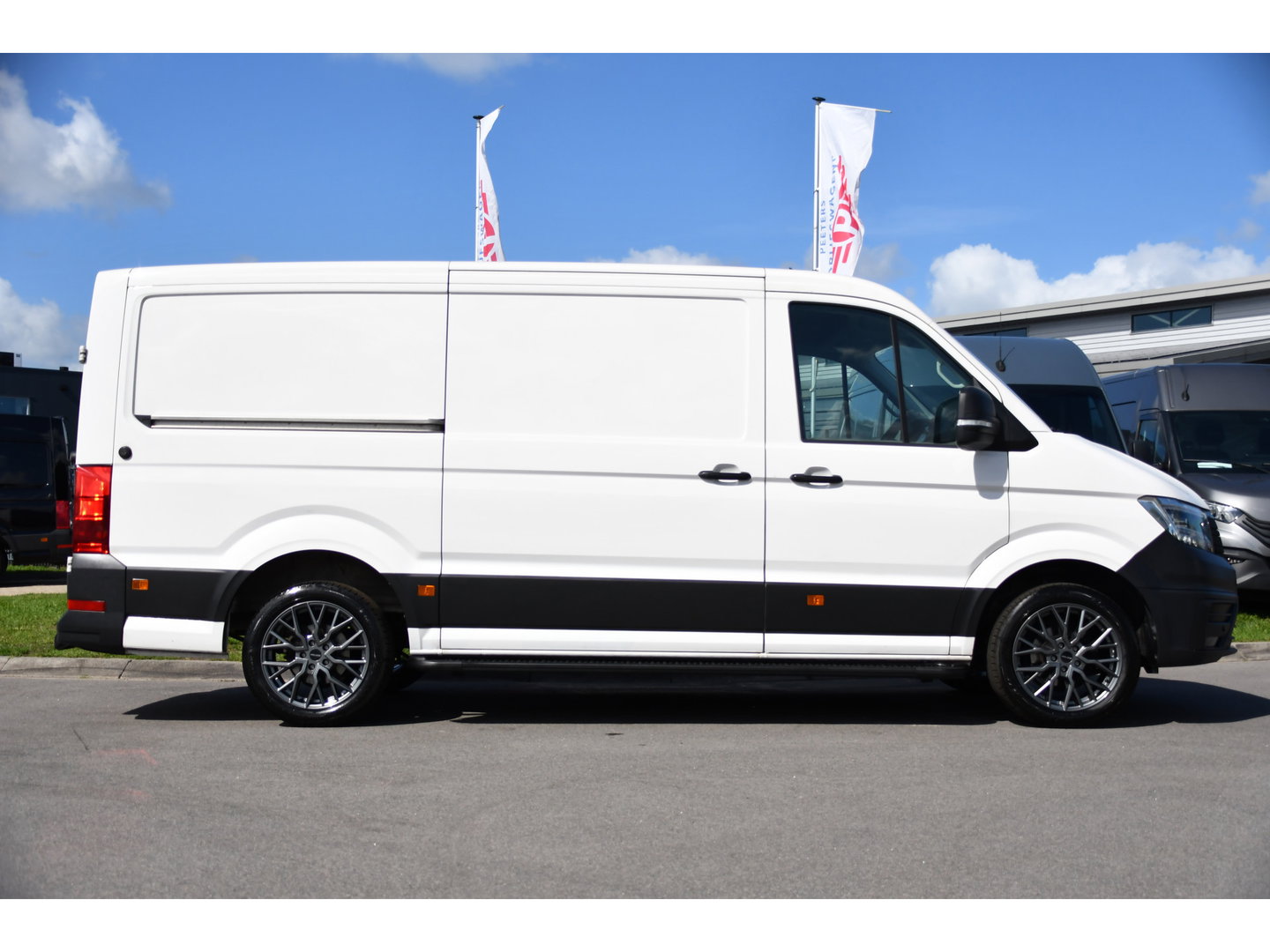 Volkswagen Crafter 35 2.0 TDI L3H2 PB Edition Camera, Cruise, Carplay, LED, Stoelverwarming, Clima, Multimedia, 177pk, Automaat, Uniek!