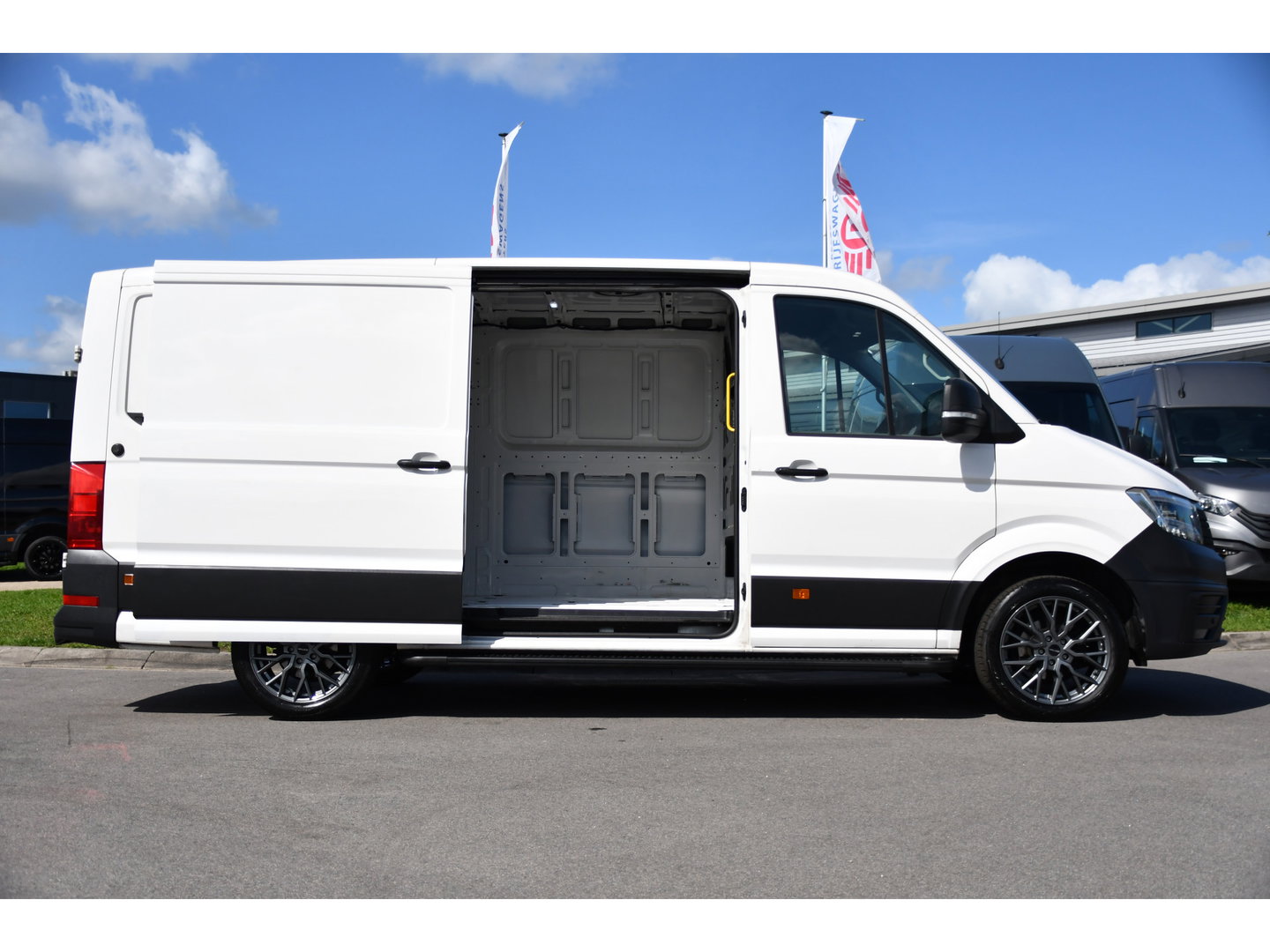 Volkswagen Crafter 35 2.0 TDI L3H2 PB Edition Camera, Cruise, Carplay, LED, Stoelverwarming, Clima, Multimedia, 177pk, Automaat, Uniek!