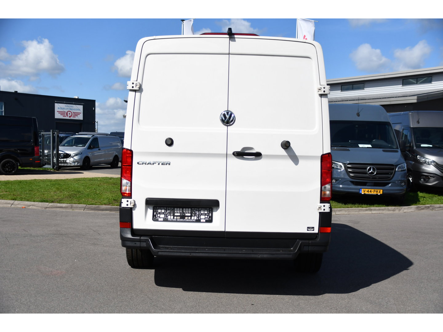 Volkswagen Crafter 35 2.0 TDI L3H2 PB Edition Camera, Cruise, Carplay, LED, Stoelverwarming, Clima, Multimedia, 177pk, Automaat, Uniek!