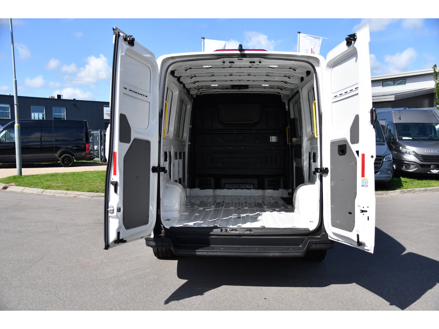 Volkswagen Crafter 35 2.0 TDI L3H2 PB Edition Camera, Cruise, Carplay, LED, Stoelverwarming, Clima, Multimedia, 177pk, Automaat, Uniek!