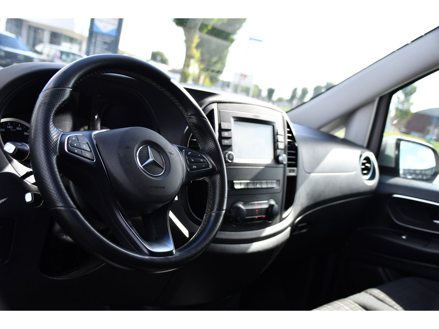 Mercedes-Benz Vito 114 CDI L2 PB Edition Camera, Cruise, Carplay, Multimedia, Automaat, Trekhaak, 136pk, Sensoren, Uniek!