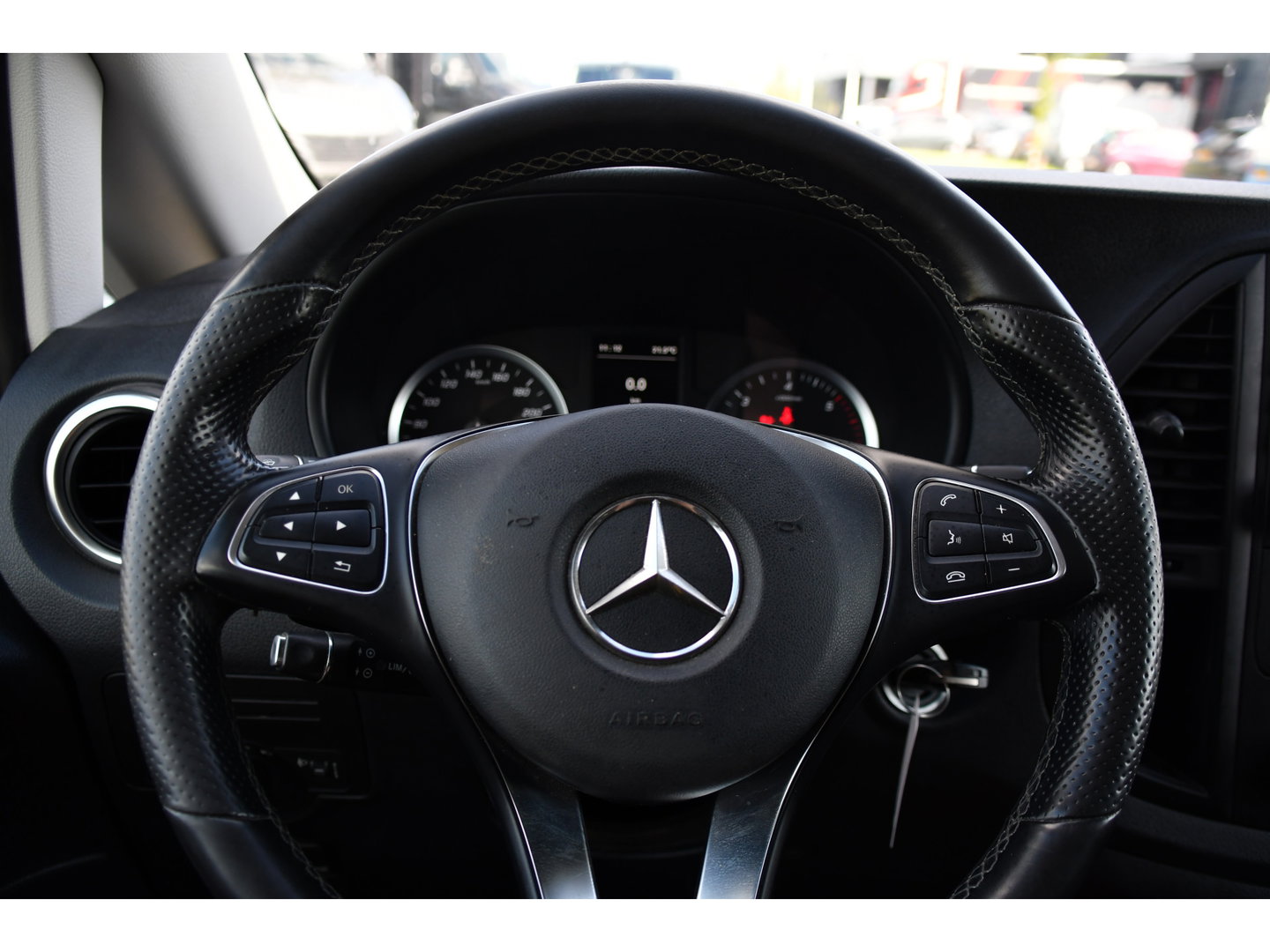 Mercedes-Benz Vito 114 CDI L2 PB Edition Camera, Cruise, Carplay, Multimedia, Automaat, Trekhaak, 136pk, Sensoren, Uniek!