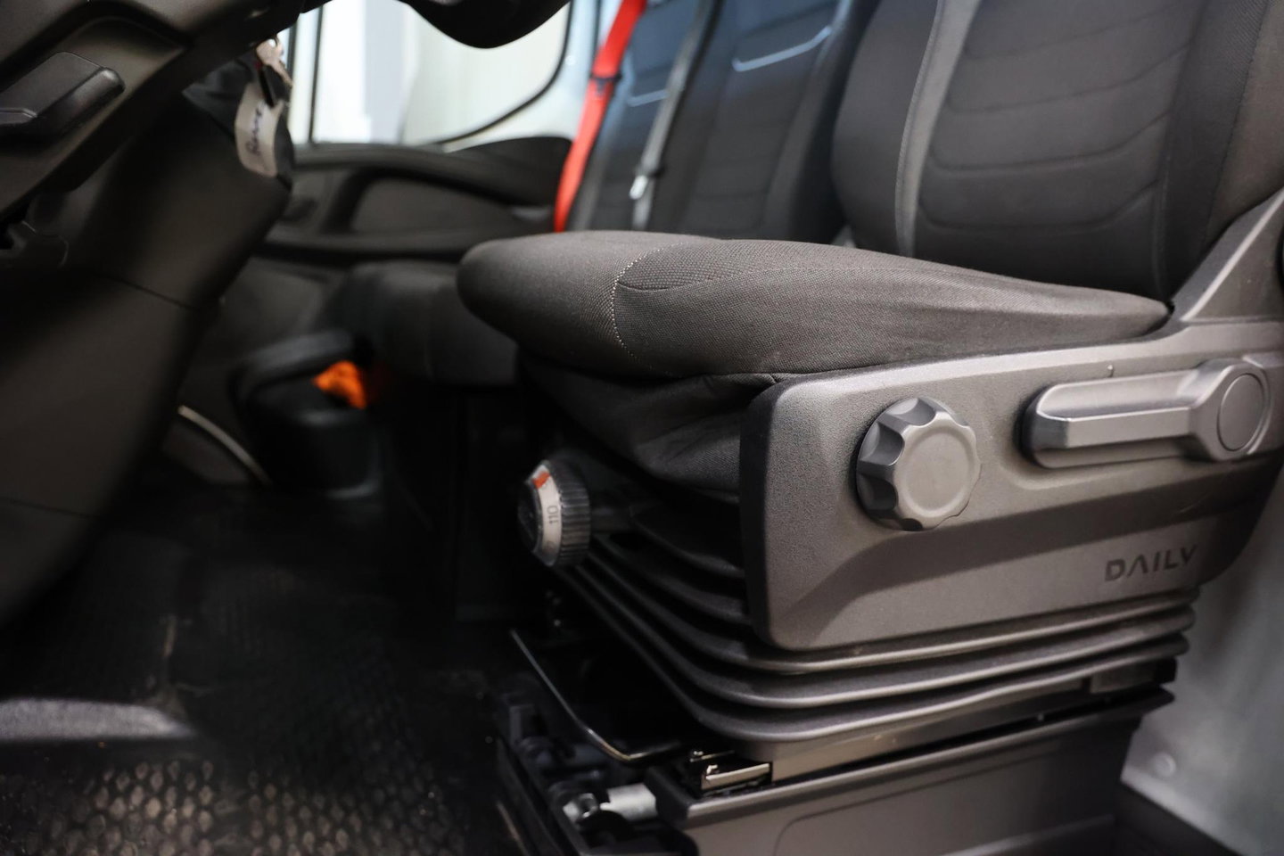 Iveco Daily 35C16 3.0 BAKWAGEN MEUBELBAK MET LAADKLEP ZIJDEUR