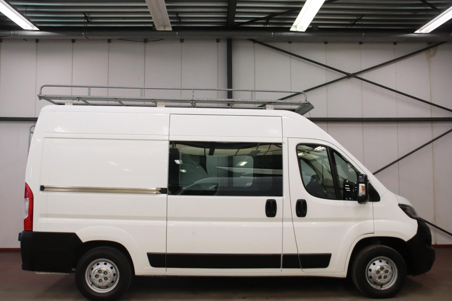 Peugeot Boxer L2H2 DUBBEL CABINE DC 7 personen IMPERIAAL Peugeot Boxer L2H2 DUBBEL CABINE 7 personen met IMPERIAAL