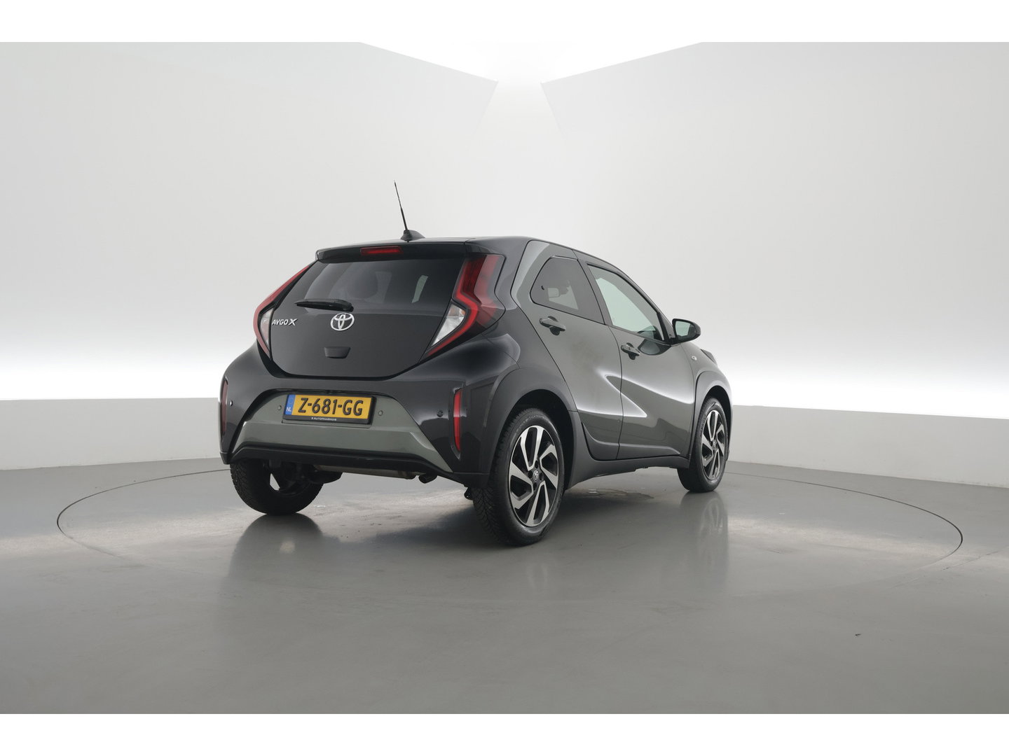 Toyota Aygo X 1.0 VVT-i MT Envy | Rijklaar! | Adapt. Cruise | Two-Tone | Camera | Stoelverw. | Navi | Keyless | Apple CarPlay | All Season