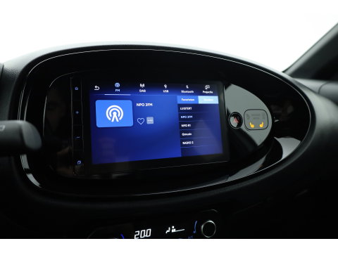 Toyota Aygo X 1.0 VVT-i MT Envy | Rijklaar! | Adapt. Cruise | Two-Tone | Camera | Stoelverw. | Navi | Keyless | Apple CarPlay | All Season