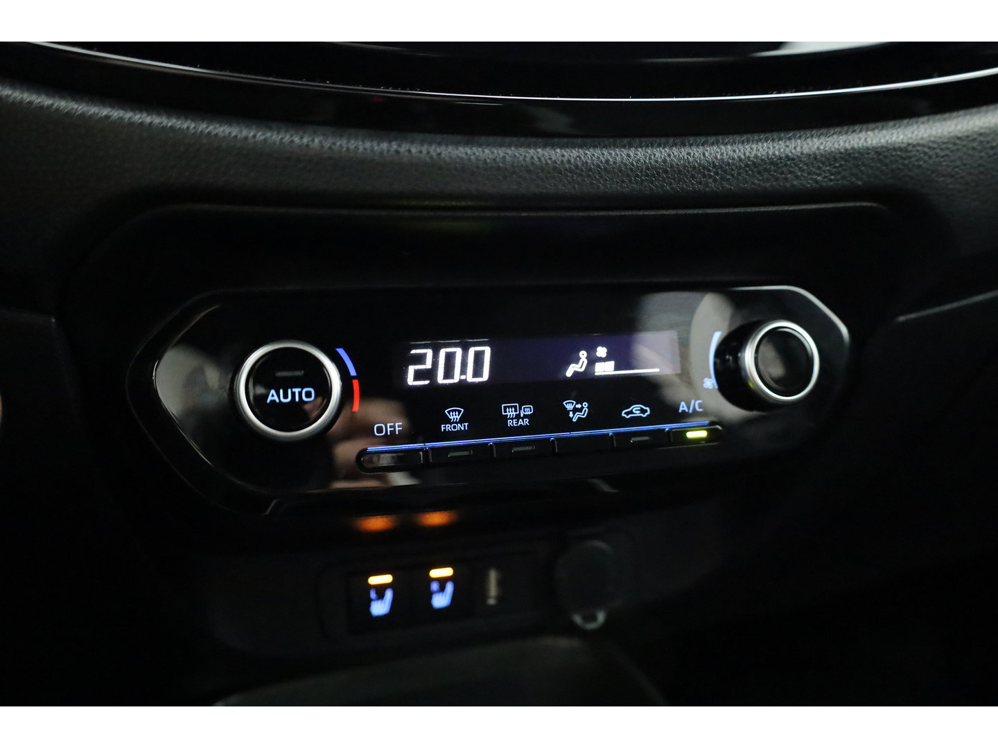 Toyota Aygo X 1.0 VVT-i MT Envy | Rijklaar! | Adapt. Cruise | Two-Tone | Camera | Stoelverw. | Navi | Keyless | Apple CarPlay | All Season
