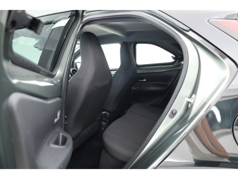 Toyota Aygo X 1.0 VVT-i MT Envy | Rijklaar! | Adapt. Cruise | Two-Tone | Camera | Stoelverw. | Navi | Keyless | Apple CarPlay | All Season