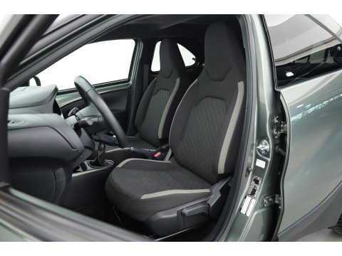 Toyota Aygo X 1.0 VVT-i MT Envy | Rijklaar! | Adapt. Cruise | Two-Tone | Camera | Stoelverw. | Navi | Keyless | Apple CarPlay | All Season