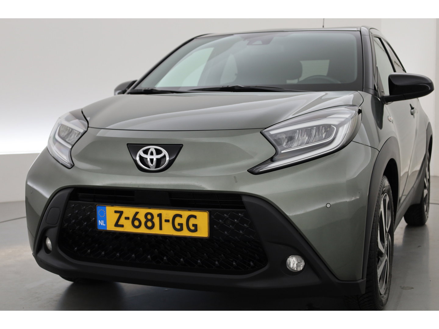 Toyota Aygo X 1.0 VVT-i MT Envy | Rijklaar! | Adapt. Cruise | Two-Tone | Camera | Stoelverw. | Navi | Keyless | Apple CarPlay | All Season