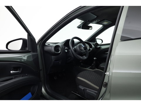 Toyota Aygo X 1.0 VVT-i MT Envy | Rijklaar! | Adapt. Cruise | Two-Tone | Camera | Stoelverw. | Navi | Keyless | Apple CarPlay | All Season