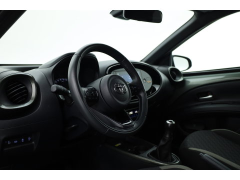 Toyota Aygo X 1.0 VVT-i MT Envy | Rijklaar! | Adapt. Cruise | Two-Tone | Camera | Stoelverw. | Navi | Keyless | Apple CarPlay | All Season