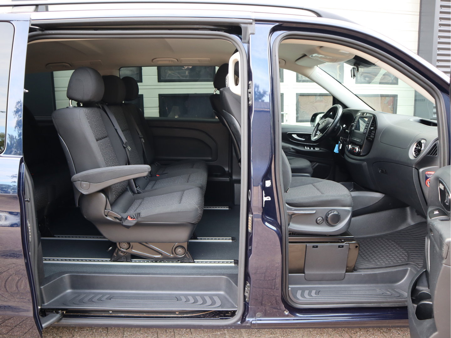Mercedes-Benz EVITO TOURER 90 kWh Pro - 8 Persoons Kombi - incl.Taxi pakket - L2 Lang