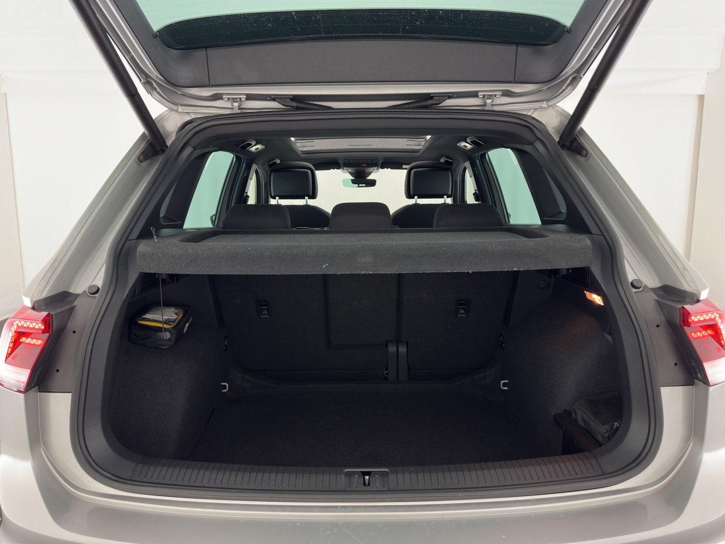 Volkswagen Tiguan 1.5 TSI ACT R-Line Highline Business ⚠️Engine noise / tilting piston⚠️(INCL.BTW) Aut. *PANO | ADAPTIVE-CRUISE | FULL-LED | HEATED-COMFORTSEATS | KEYLESS | DIGI-COCKPIT | CAMERA | NAVI-FULLMAP | PRIVACY-GLASS | SHIFT-PADDLES | 19