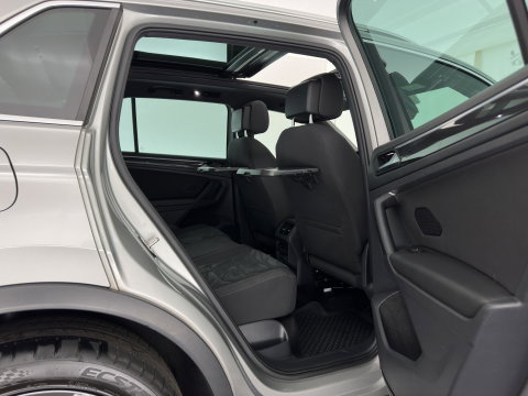 Volkswagen Tiguan 1.5 TSI ACT R-Line Highline Business ⚠️Engine noise / tilting piston⚠️(INCL.BTW) Aut. *PANO | ADAPTIVE-CRUISE | FULL-LED | HEATED-COMFORTSEATS | KEYLESS | DIGI-COCKPIT | CAMERA | NAVI-FULLMAP | PRIVACY-GLASS | SHIFT-PADDLES | 19