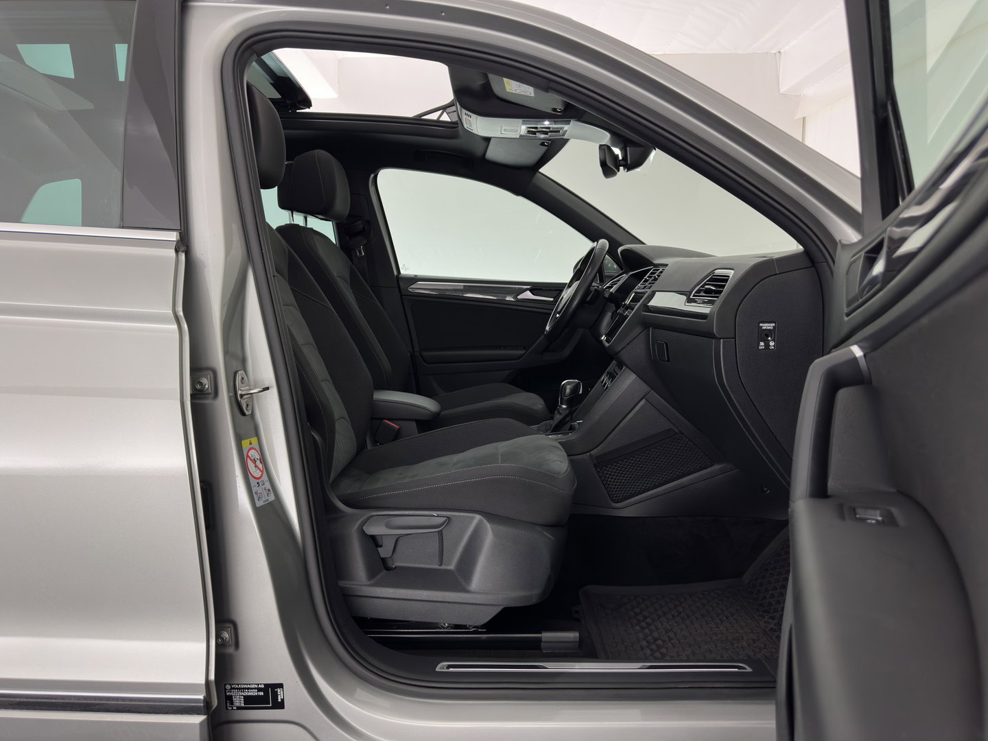 Volkswagen Tiguan 1.5 TSI ACT R-Line Highline Business ⚠️Engine noise / tilting piston⚠️(INCL.BTW) Aut. *PANO | ADAPTIVE-CRUISE | FULL-LED | HEATED-COMFORTSEATS | KEYLESS | DIGI-COCKPIT | CAMERA | NAVI-FULLMAP | PRIVACY-GLASS | SHIFT-PADDLES | 19