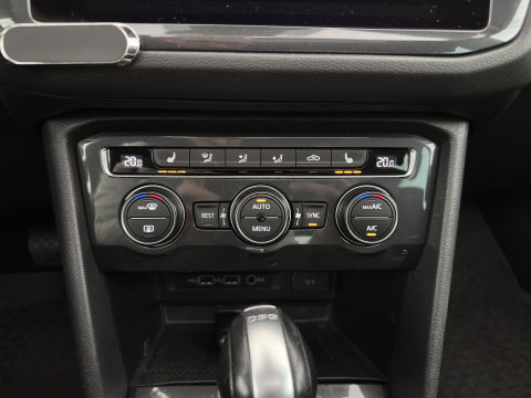 Volkswagen Tiguan 1.5 TSI ACT R-Line Highline Business ⚠️Engine noise / tilting piston⚠️(INCL.BTW) Aut. *PANO | ADAPTIVE-CRUISE | FULL-LED | HEATED-COMFORTSEATS | KEYLESS | DIGI-COCKPIT | CAMERA | NAVI-FULLMAP | PRIVACY-GLASS | SHIFT-PADDLES | 19