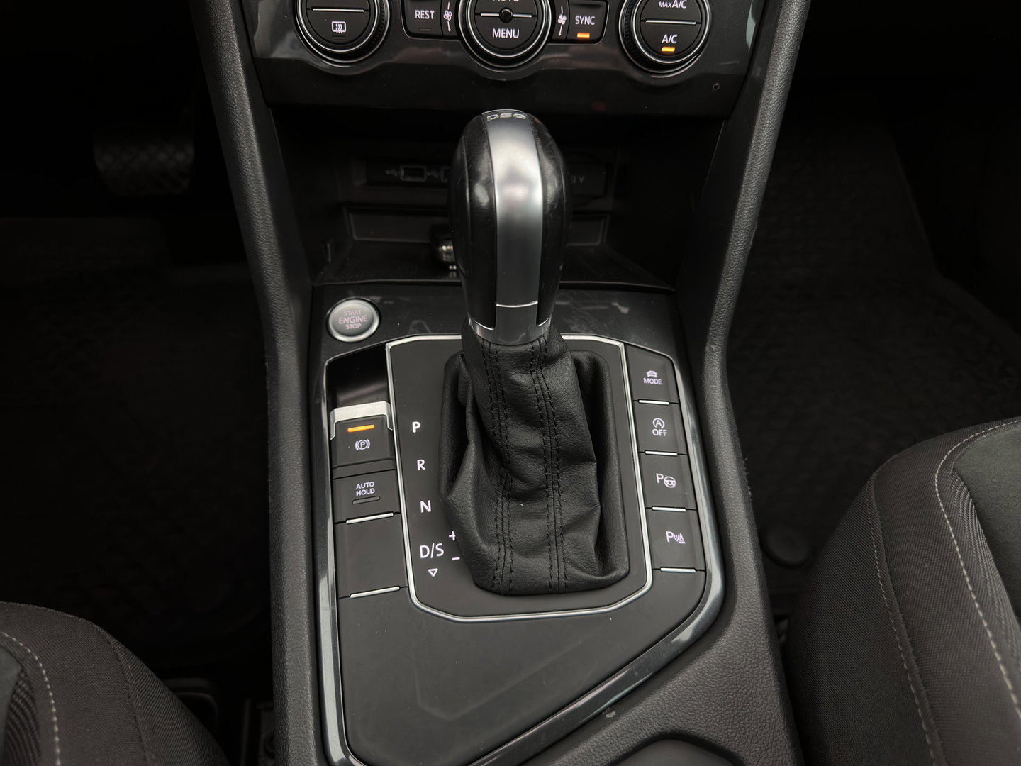 Volkswagen Tiguan 1.5 TSI ACT R-Line Highline Business ⚠️Engine noise / tilting piston⚠️(INCL.BTW) Aut. *PANO | ADAPTIVE-CRUISE | FULL-LED | HEATED-COMFORTSEATS | KEYLESS | DIGI-COCKPIT | CAMERA | NAVI-FULLMAP | PRIVACY-GLASS | SHIFT-PADDLES | 19