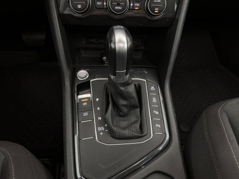 Volkswagen Tiguan 1.5 TSI ACT R-Line Highline Business ⚠️Engine noise / tilting piston⚠️(INCL.BTW) Aut. *PANO | ADAPTIVE-CRUISE | FULL-LED | HEATED-COMFORTSEATS | KEYLESS | DIGI-COCKPIT | CAMERA | NAVI-FULLMAP | PRIVACY-GLASS | SHIFT-PADDLES | 19