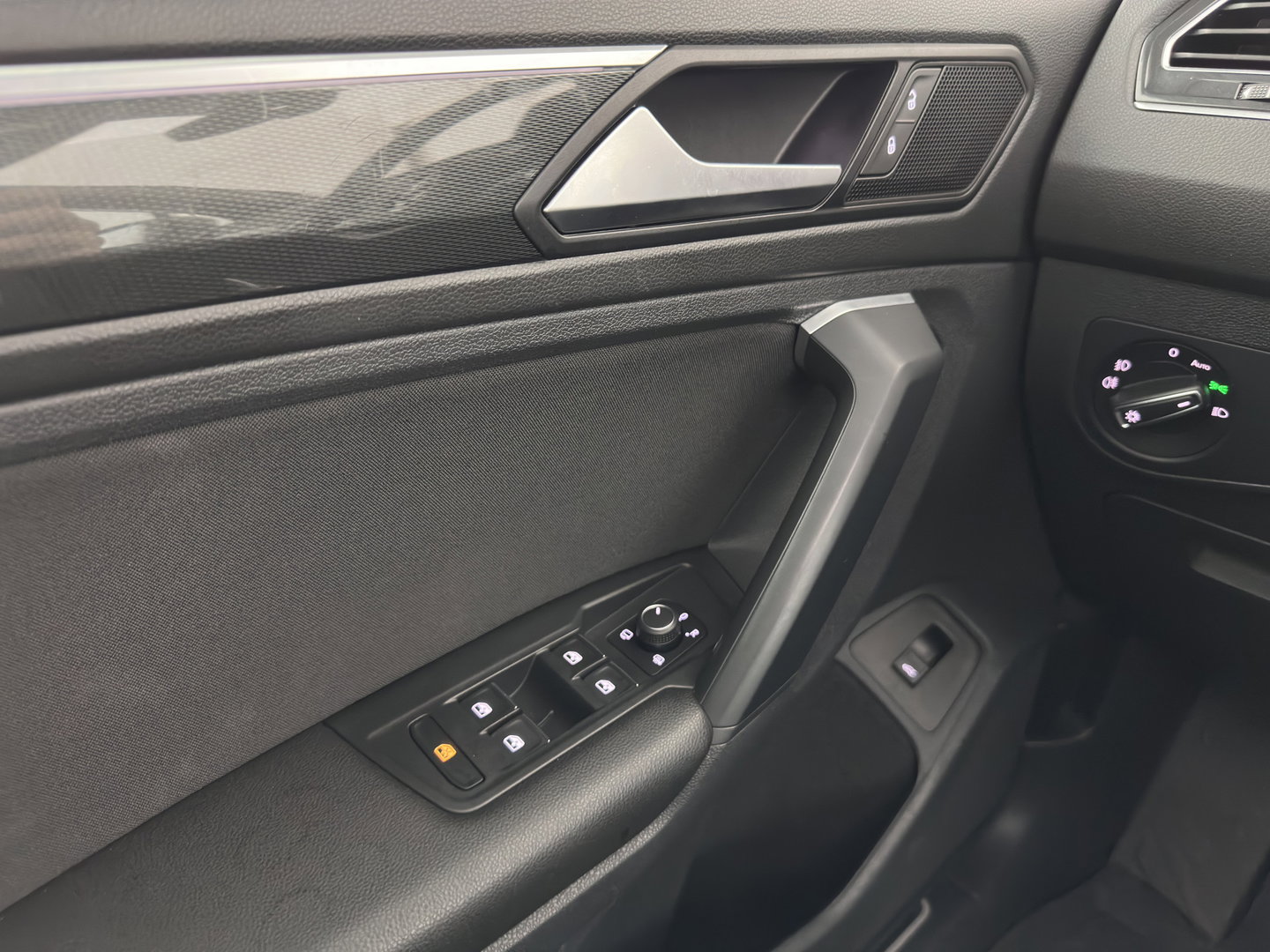 Volkswagen Tiguan 1.5 TSI ACT R-Line Highline Business ⚠️Engine noise / tilting piston⚠️(INCL.BTW) Aut. *PANO | ADAPTIVE-CRUISE | FULL-LED | HEATED-COMFORTSEATS | KEYLESS | DIGI-COCKPIT | CAMERA | NAVI-FULLMAP | PRIVACY-GLASS | SHIFT-PADDLES | 19