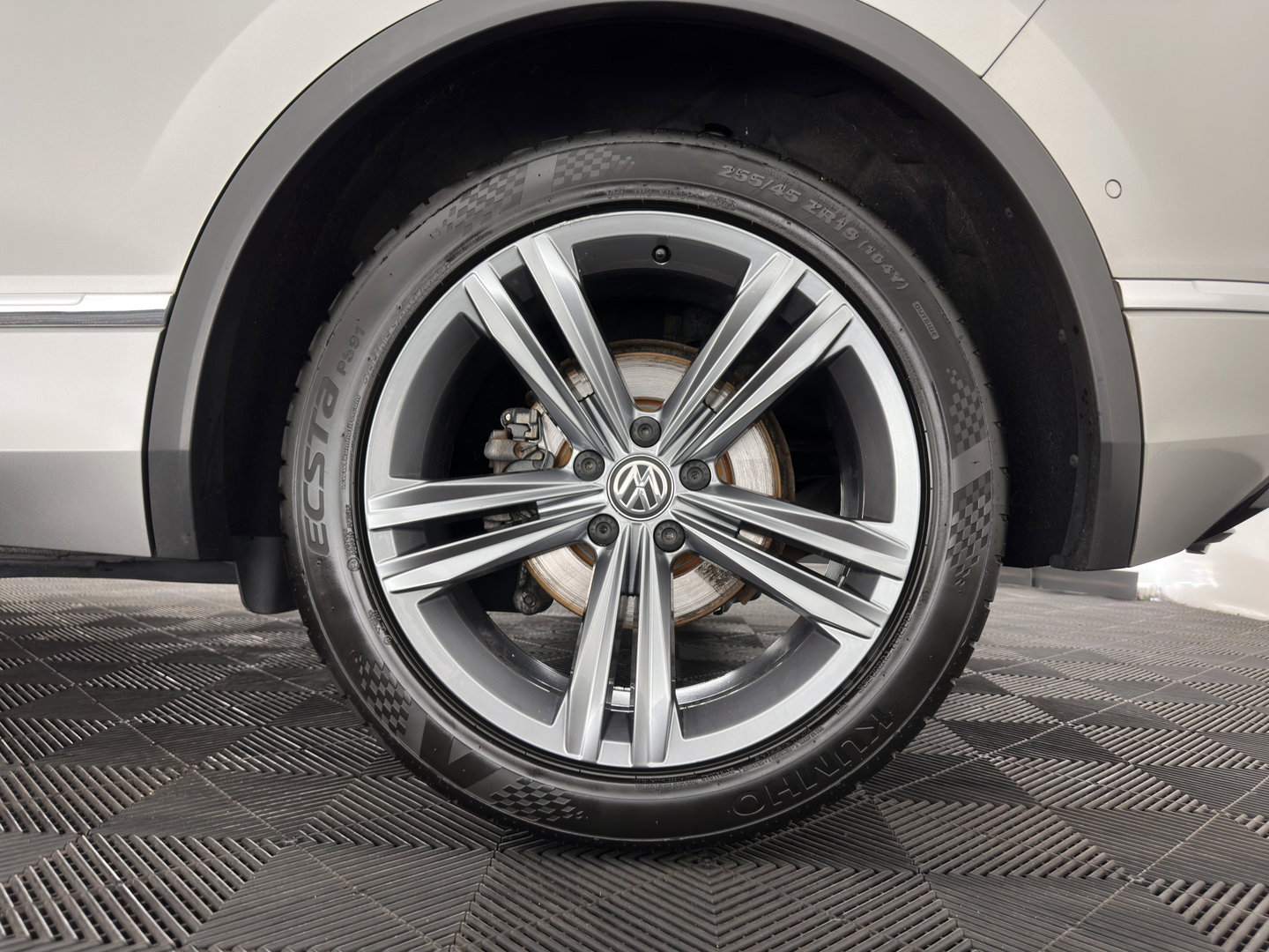 Volkswagen Tiguan 1.5 TSI ACT R-Line Highline Business ⚠️Engine noise / tilting piston⚠️(INCL.BTW) Aut. *PANO | ADAPTIVE-CRUISE | FULL-LED | HEATED-COMFORTSEATS | KEYLESS | DIGI-COCKPIT | CAMERA | NAVI-FULLMAP | PRIVACY-GLASS | SHIFT-PADDLES | 19