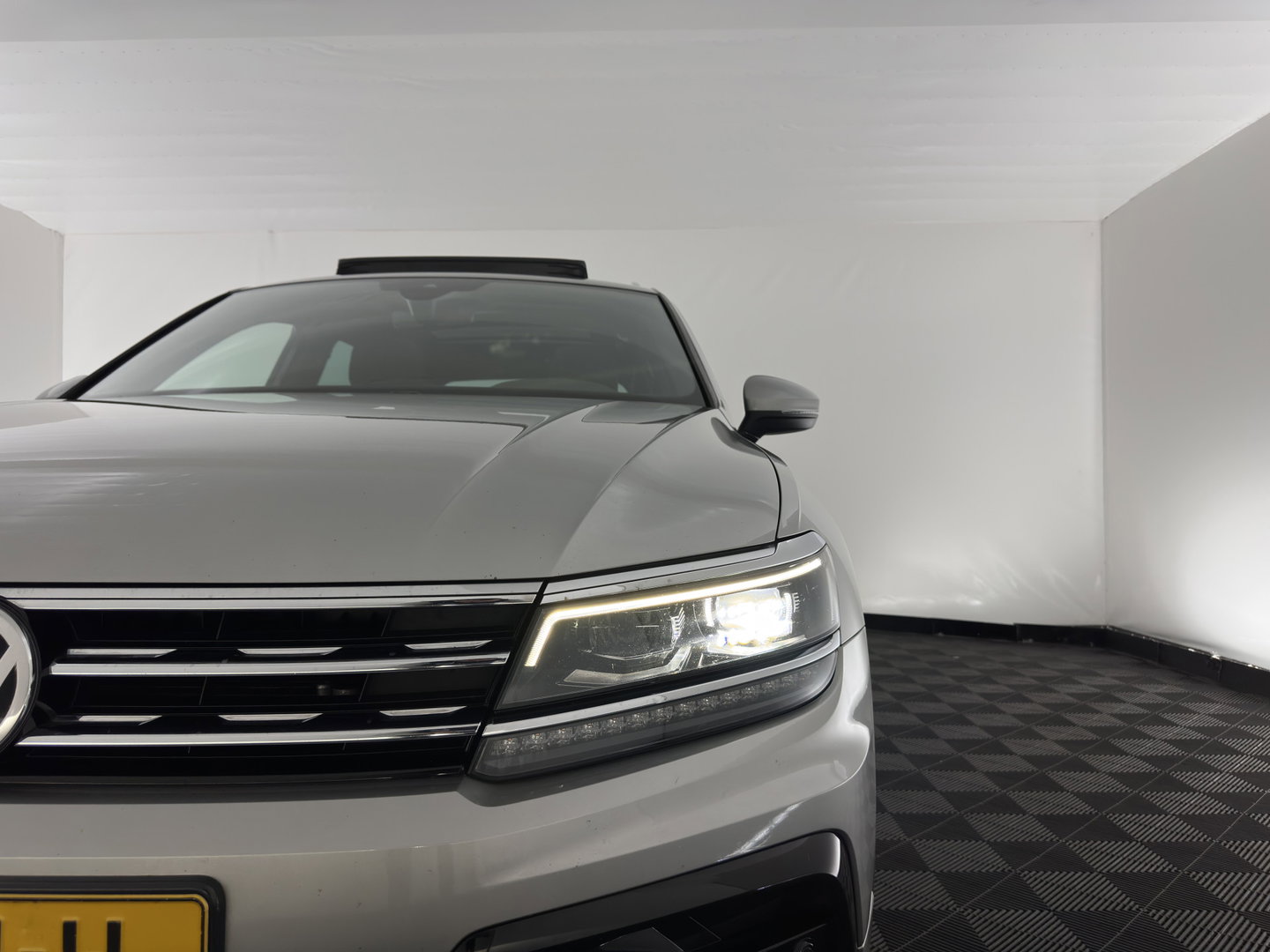 Volkswagen Tiguan 1.5 TSI ACT R-Line Highline Business ⚠️Engine noise / tilting piston⚠️(INCL.BTW) Aut. *PANO | ADAPTIVE-CRUISE | FULL-LED | HEATED-COMFORTSEATS | KEYLESS | DIGI-COCKPIT | CAMERA | NAVI-FULLMAP | PRIVACY-GLASS | SHIFT-PADDLES | 19