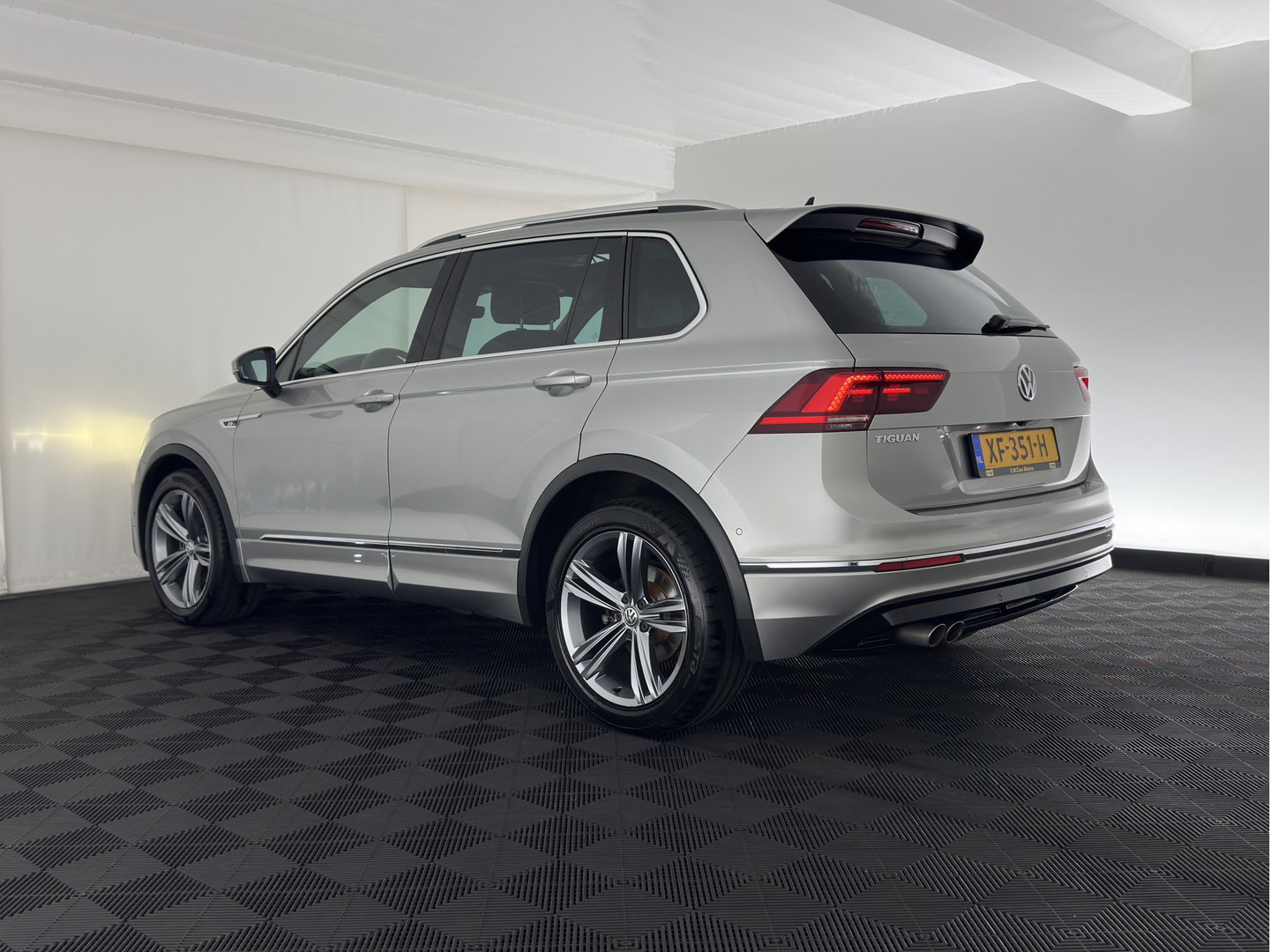 Volkswagen Tiguan 1.5 TSI ACT R-Line Highline Business ⚠️Engine noise / tilting piston⚠️(INCL.BTW) Aut. *PANO | ADAPTIVE-CRUISE | FULL-LED | HEATED-COMFORTSEATS | KEYLESS | DIGI-COCKPIT | CAMERA | NAVI-FULLMAP | PRIVACY-GLASS | SHIFT-PADDLES | 19