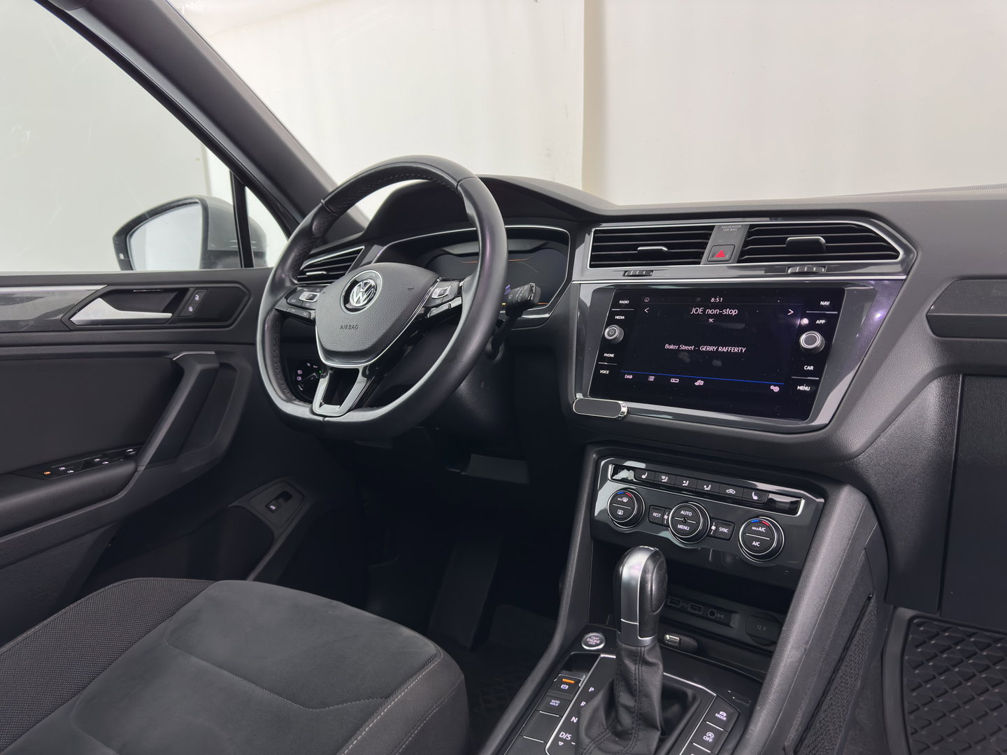 Volkswagen Tiguan 1.5 TSI ACT R-Line Highline Business ⚠️Engine noise / tilting piston⚠️(INCL.BTW) Aut. *PANO | ADAPTIVE-CRUISE | FULL-LED | HEATED-COMFORTSEATS | KEYLESS | DIGI-COCKPIT | CAMERA | NAVI-FULLMAP | PRIVACY-GLASS | SHIFT-PADDLES | 19