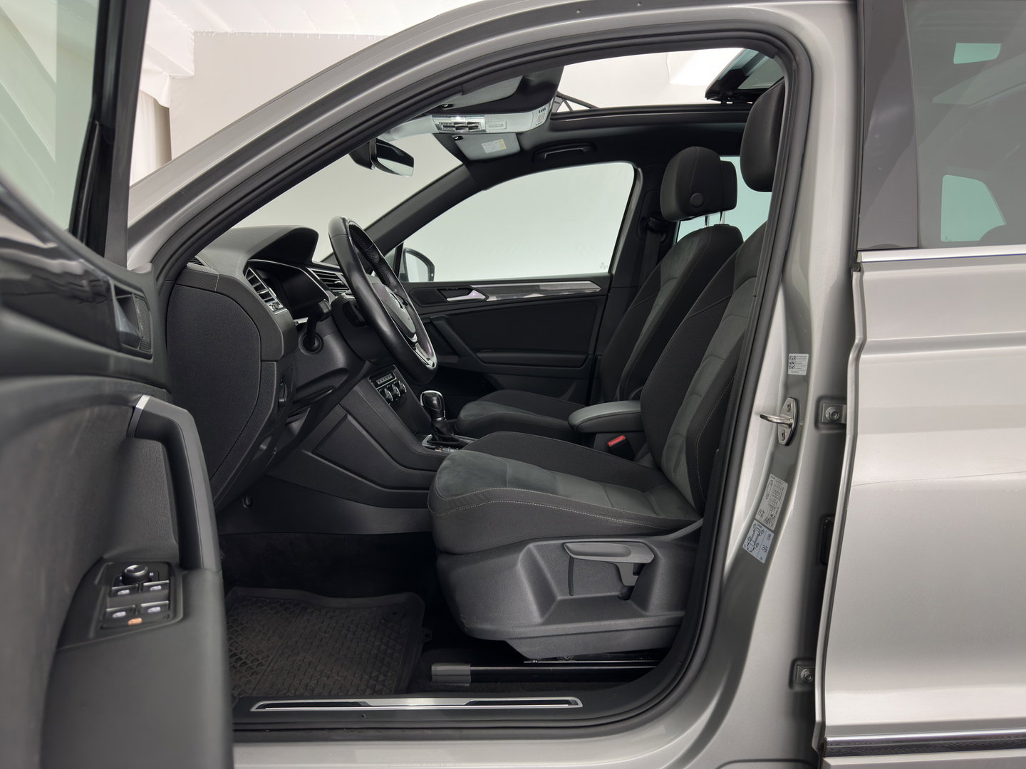 Volkswagen Tiguan 1.5 TSI ACT R-Line Highline Business ⚠️Engine noise / tilting piston⚠️(INCL.BTW) Aut. *PANO | ADAPTIVE-CRUISE | FULL-LED | HEATED-COMFORTSEATS | KEYLESS | DIGI-COCKPIT | CAMERA | NAVI-FULLMAP | PRIVACY-GLASS | SHIFT-PADDLES | 19