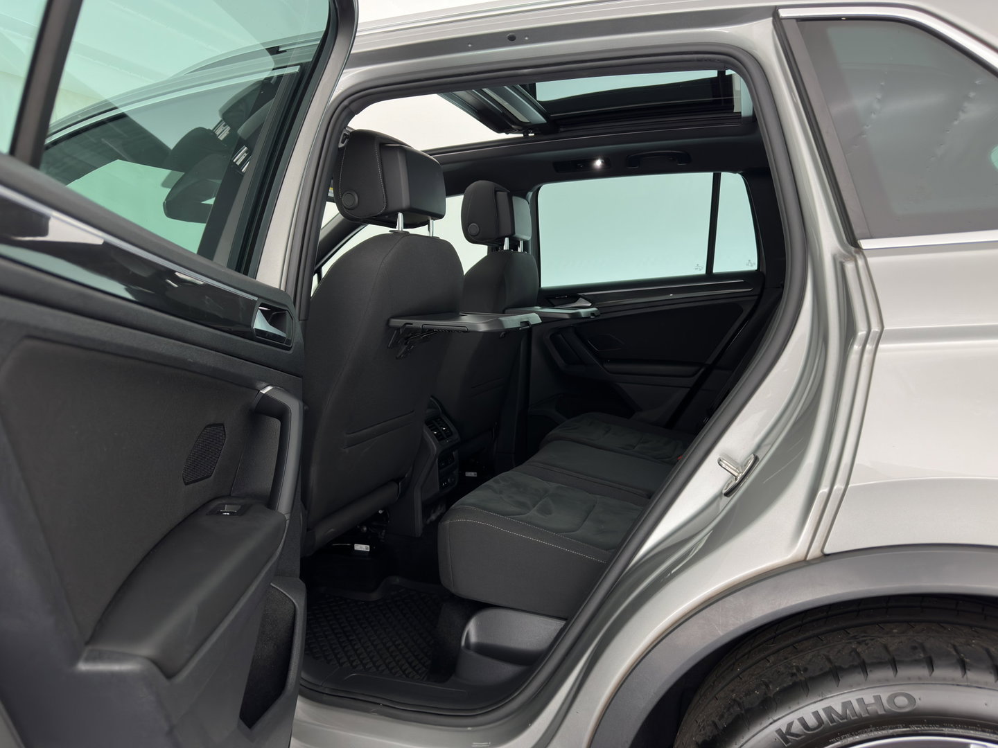 Volkswagen Tiguan 1.5 TSI ACT R-Line Highline Business ⚠️Engine noise / tilting piston⚠️(INCL.BTW) Aut. *PANO | ADAPTIVE-CRUISE | FULL-LED | HEATED-COMFORTSEATS | KEYLESS | DIGI-COCKPIT | CAMERA | NAVI-FULLMAP | PRIVACY-GLASS | SHIFT-PADDLES | 19