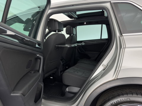 Volkswagen Tiguan 1.5 TSI ACT R-Line Highline Business ⚠️Engine noise / tilting piston⚠️(INCL.BTW) Aut. *PANO | ADAPTIVE-CRUISE | FULL-LED | HEATED-COMFORTSEATS | KEYLESS | DIGI-COCKPIT | CAMERA | NAVI-FULLMAP | PRIVACY-GLASS | SHIFT-PADDLES | 19