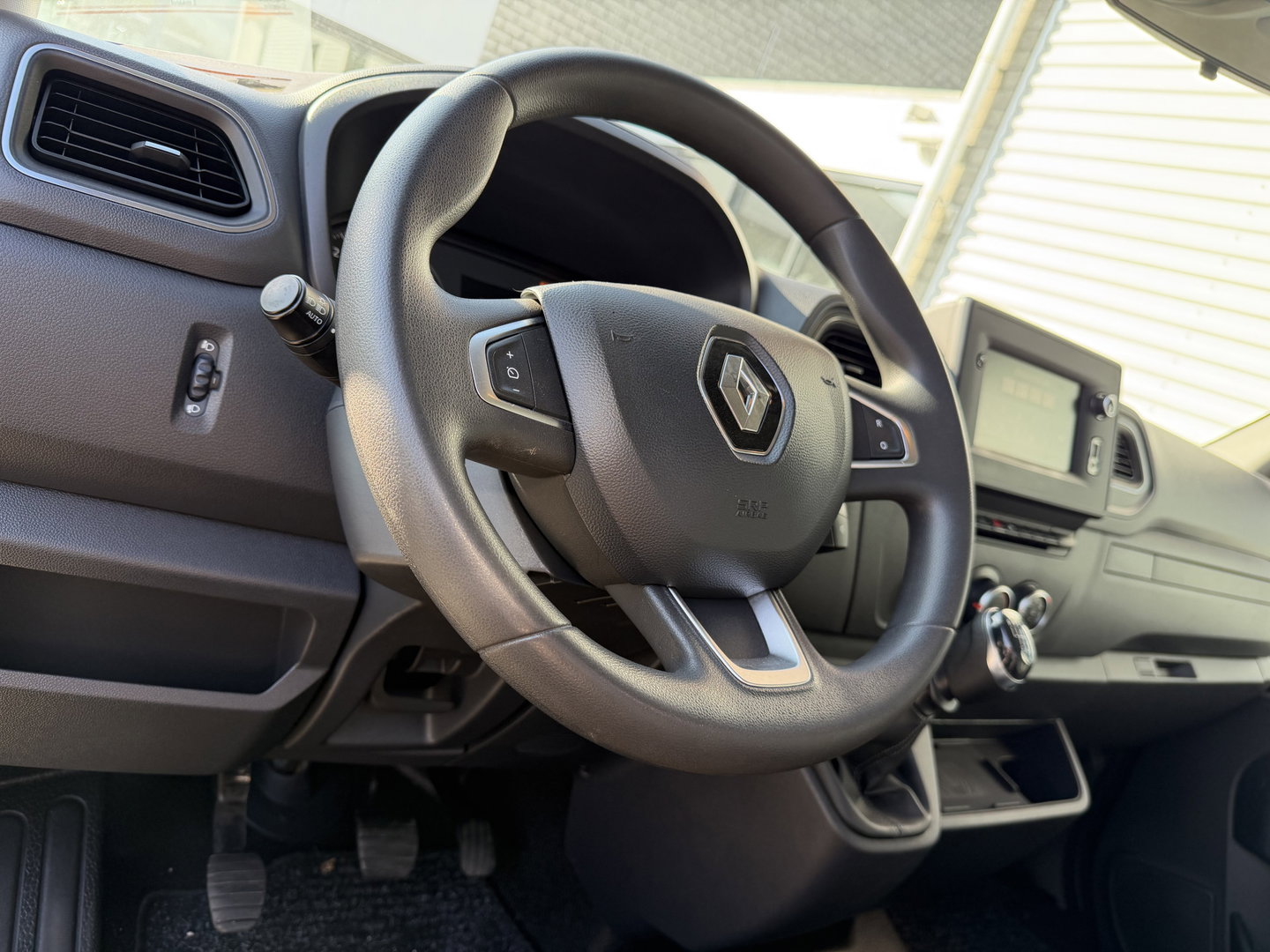 Renault Master T35 2.3 dCi 165pk L3 Energy EURO VI / vaste prijs rijklaar € 21.950 ex / lease vanaf € 358 / airco / cruise / navi / zwart metallic / pickup / plateau 375cm L x 210 cm B / euro 6