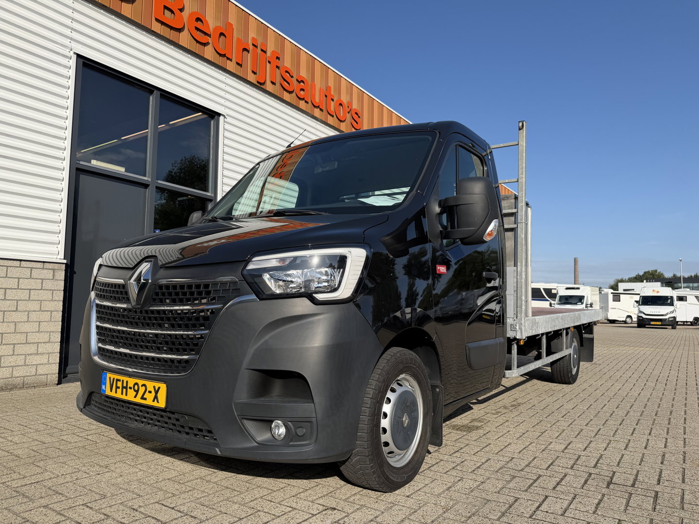 Renault Master T35 2.3 dCi 165pk L3 Energy EURO VI / vaste prijs rijklaar € 21.950 ex / lease vanaf € 358 / airco / cruise / navi / zwart metallic / pickup / plateau 375cm L x 210 cm B / euro 6