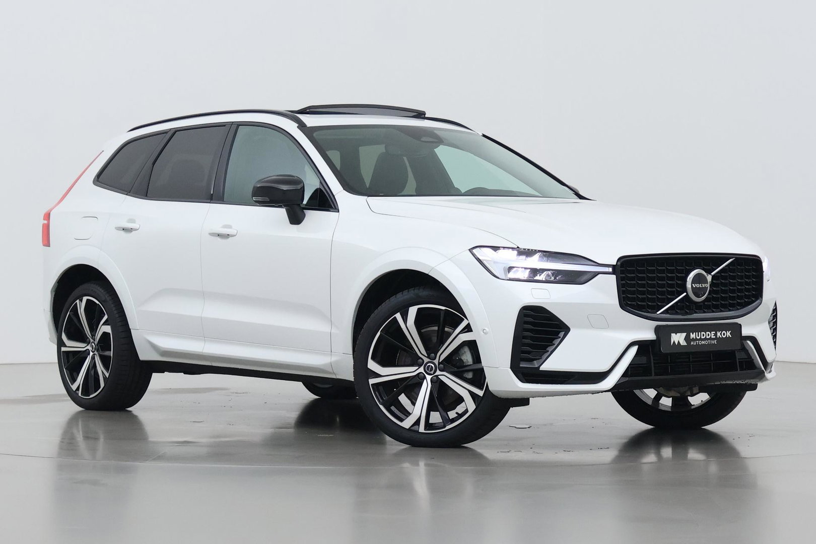 Volvo XC60 T8 Ultra Dark | Luchtvering | Bowers&Wilkins | Panoramadak | Massage | 360° Camera | Head-Up | ACC