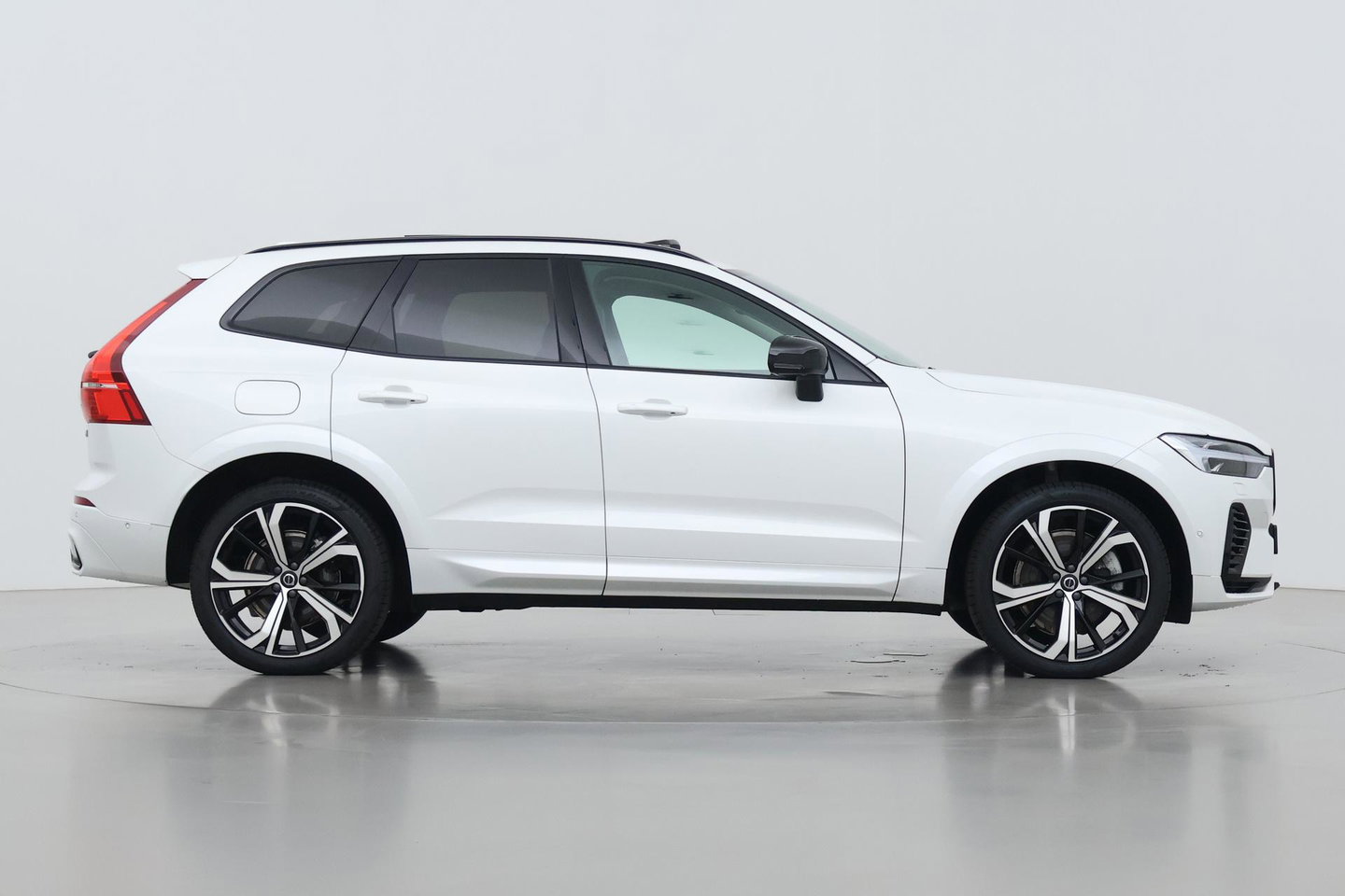 Volvo XC60 T8 Ultra Dark | Luchtvering | Bowers&Wilkins | Panoramadak | Massage | 360° Camera | Head-Up | ACC