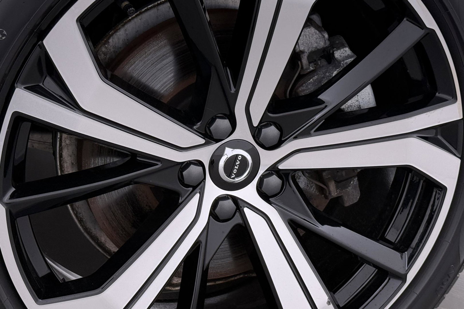 Volvo XC60 T8 Ultra Dark | Luchtvering | Bowers&Wilkins | Panoramadak | Massage | 360° Camera | Head-Up | ACC