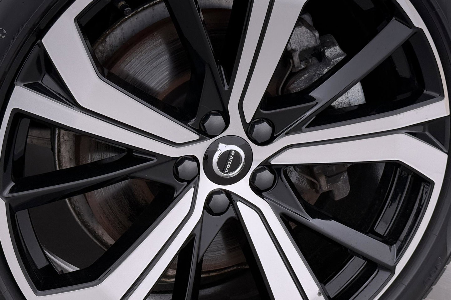 Volvo XC60 T8 Ultra Dark | Luchtvering | Bowers&Wilkins | Panoramadak | Massage | 360° Camera | Head-Up | ACC