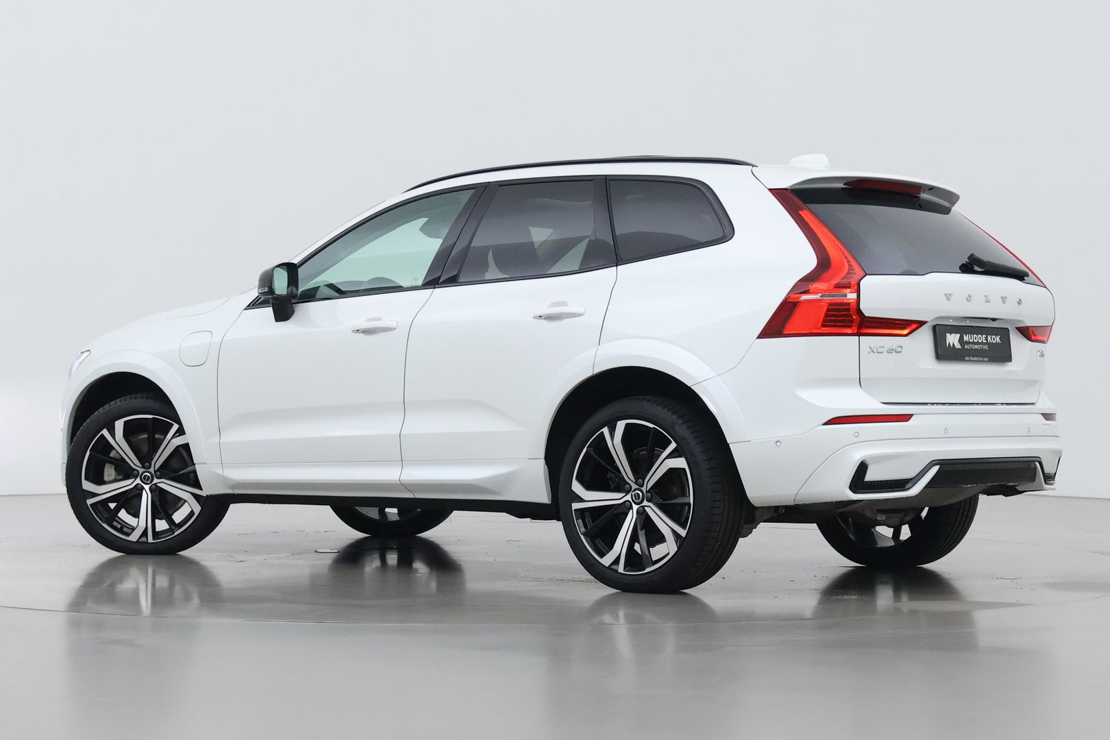 Volvo XC60 T8 Ultra Dark | Luchtvering | Bowers&Wilkins | Panoramadak | Massage | 360° Camera | Head-Up | ACC