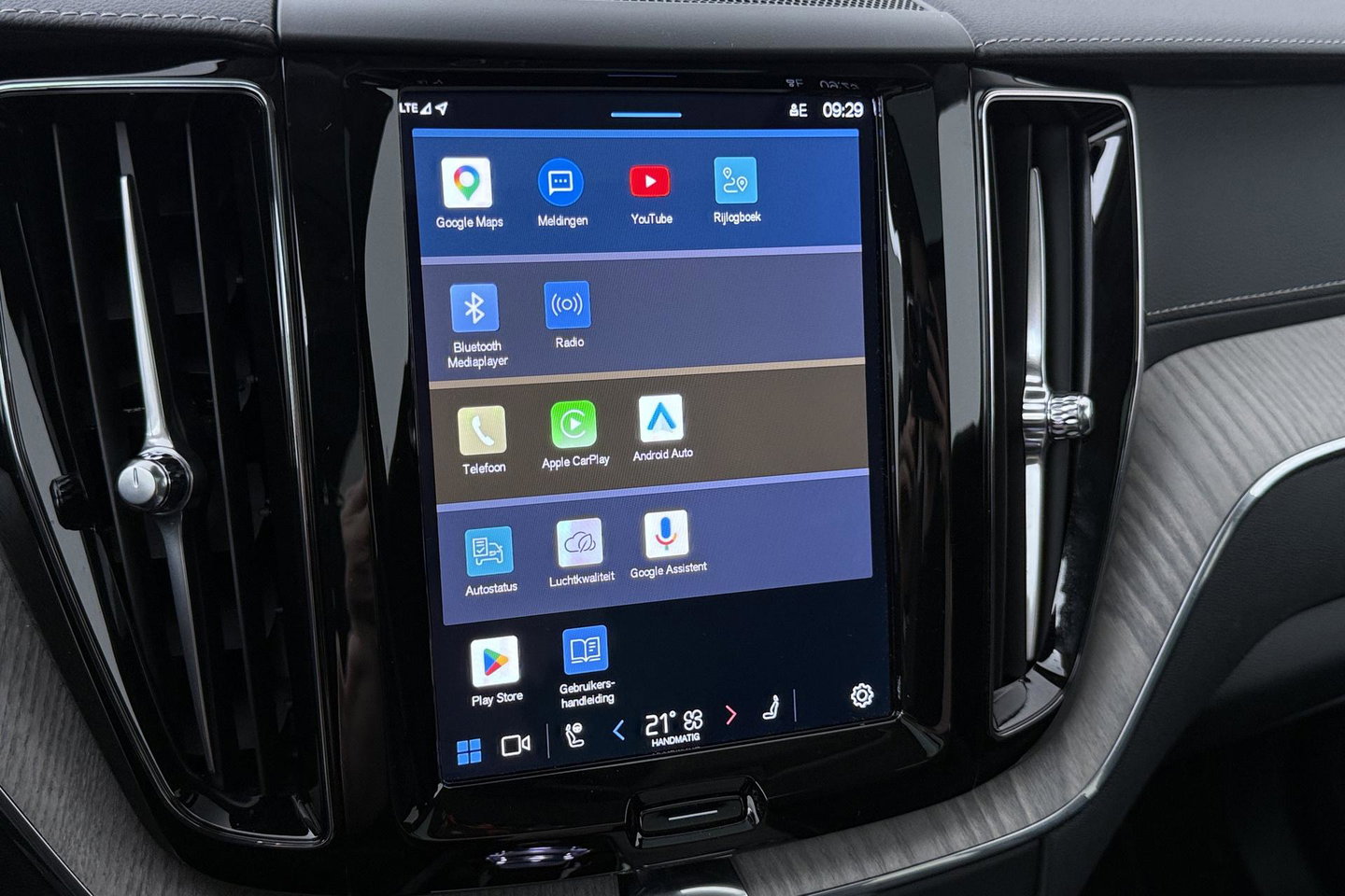 Volvo XC60 T8 Ultra Dark | Luchtvering | Bowers&Wilkins | Panoramadak | Massage | 360° Camera | Head-Up | ACC